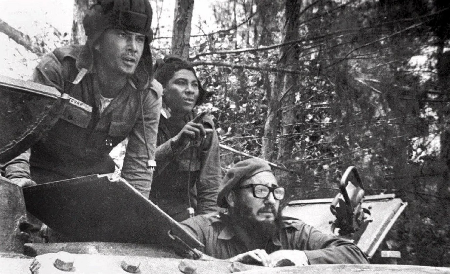 Der kubanische Revolutionsführer Fidel Castro (unten rechts) in einem Panzer während der Invasion in der Schweinebucht.&nbsp;