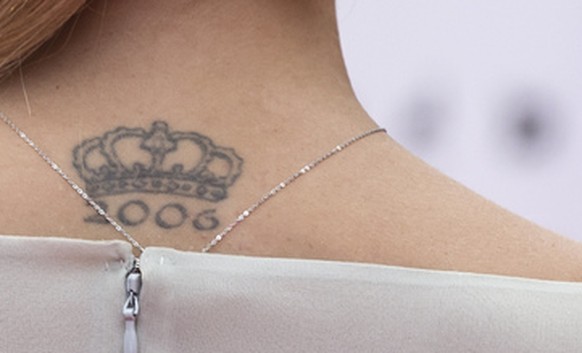 Ein Tattoo mit einer Krone ziert den Ruecken der ehemaligen Miss Schweiz Christa Rigozzi auf dem roten Teppich an der Wahlnacht zur Miss Schweiz 2014 am Samstag, 11. Oktober 2014 auf dem Bundesplatz i ...