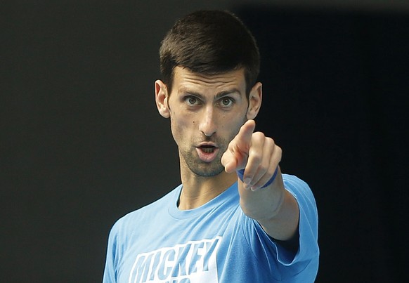 «Du bist fällig» — So könnte man Novak Djokovics Geste und Gesichtsausdruck beim Training vor dem Australian-Open-Finale interpretieren.