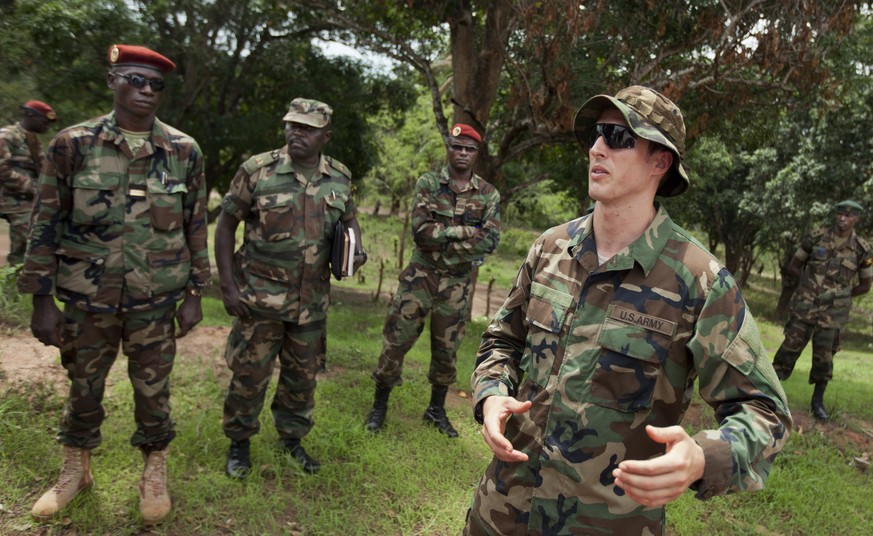 Ein Militärberater der USA instruiert ugandische und zentralafrikanische Truppen (2012).