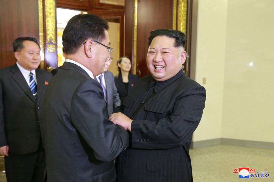 epaselect epa06583754 A photo released by the North Korean Central News Agency (KCNA), the state news agency of North Korea, shows North Korean leader Kim Jong-un (R) welcoming members of the South Ko ...