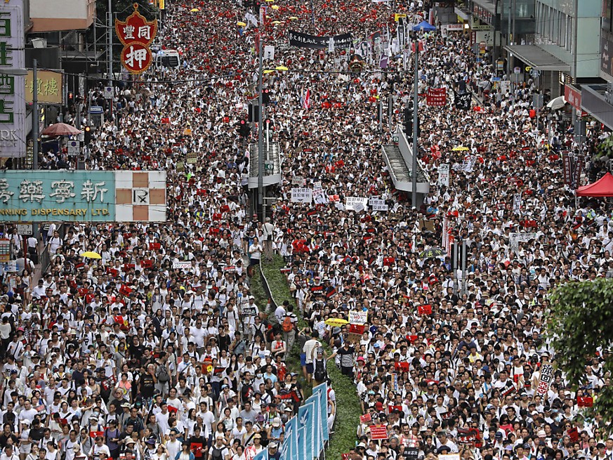 Gegen ein chinesisches Auslieferungsgesetz demonstrieren in Hongkong mehr als eine Million Menschen. Das Gesetz würde es erlauben, auf Ersuchen chinesischer Stellen Verdächtige an die Volksrepublik au ...