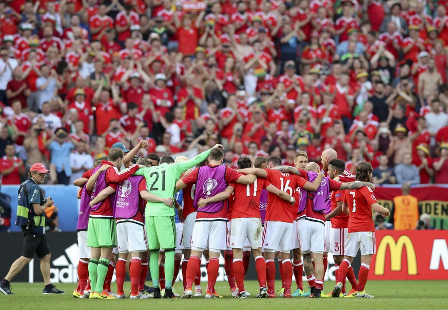 Wales team celebrates at the end of the Euro 2016 Group B soccer match between Wales and Slovakia, at the Nouveau stadium in Bordeaux, France, Saturday, June 11, 2016. Wales won 2-1. (AP Photo/Andrew  ...
