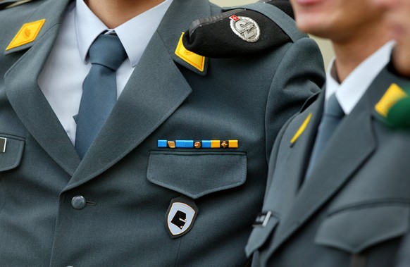 Rekruten posieren in ihrer Militaeruniform anlaesslich der Rekrutenschule Panzer RS 21-2 am 29. September 2004 auf dem Waffenplatz Thun. (KEYSTONE/Martin Ruetschi) === , ===