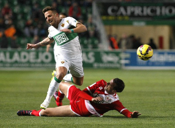 epa04612168 Rayo Vallecano&#039;s defender Antonio Amaya (R) vies for the ball with Elche&#039;s midfielder Aaron Niguez (L) during the Spanish Liga Primera Division soccer match played at the Martine ...