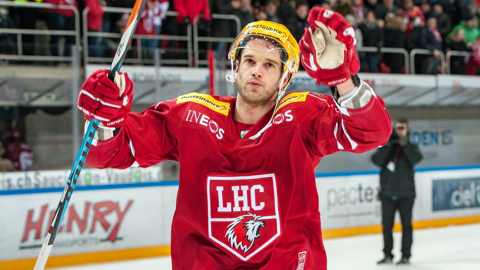 Le Top Scorer lausannois Dustin Jeffrey fetent a la fin du match, lors de la rencontre du championnat suisse de hockey sur glace de National League A (LNA) entre le Lausanne HC et le ZSC Lions, ce sam ...