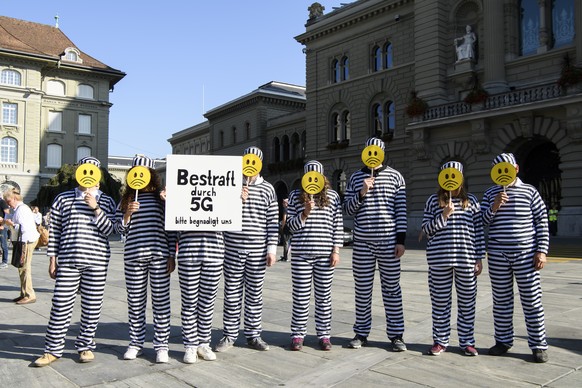 Personen protestieren waehrend eine Demonstration gegen die Einfuehrung von 5G, am Samstag, 21. September 2019 auf dem Bundesplatz in Bern. Die Kundgebung will auf die Risiken der 5G-Mobilfunktechnolo ...