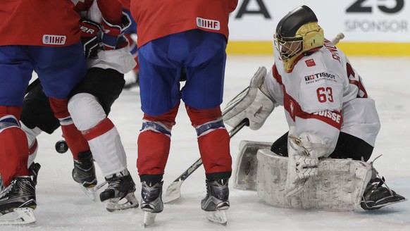 Switzerland&#039;s Leonardo Genoni looks for the puck during the Ice Hockey World Championships group B match between Norway and Switzerland in the AccorHotels Arena in Paris, France, Sunday, May 7, 2 ...