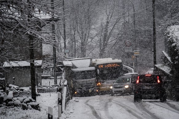 Schnee beeintraechtigt den Verkehr in Golino am Freitag, 4. Dezember 2020. Das Tessin ist am Freitagmorgen unter einer Schneedecke aufgewacht. Es galt Gefahrenstufe vier von fuenf. Die Strassenverhael ...