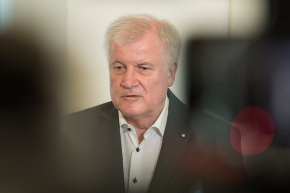 epa06079219 Bavarian Stategovernor Horst Seehofer (C) addresses the media prior to the Christian Social Union (CSU) party meeting the Banz Monastery near Bad Staffelstein, Germany, 10 July 2017. The C ...