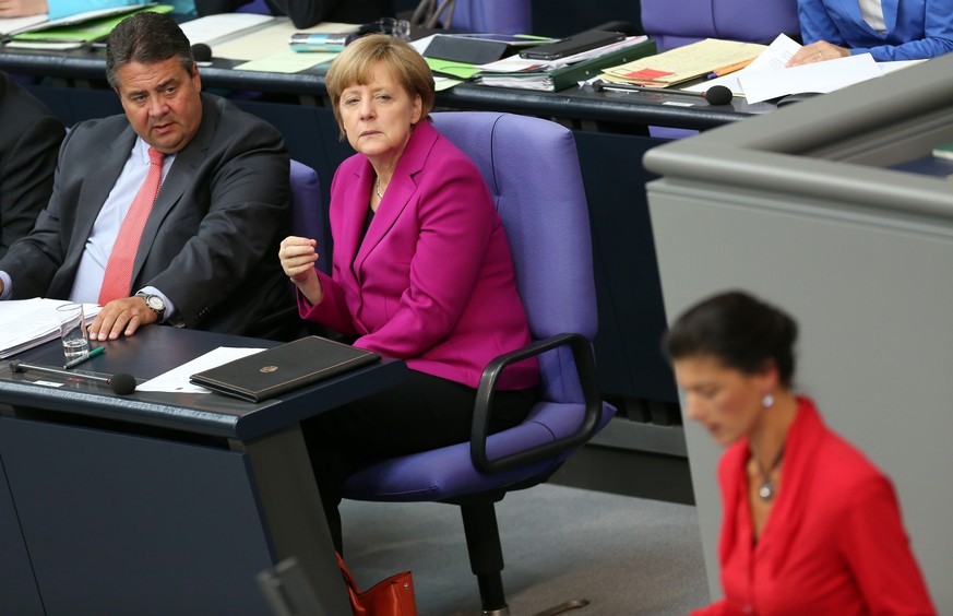 Sahra Wagenknecht (im Vordergrund) über Merkel: «Das Image der Bundeskanzlerin als ‹eiserne Sparkanzlerin› ist nicht mehr zu halten.»