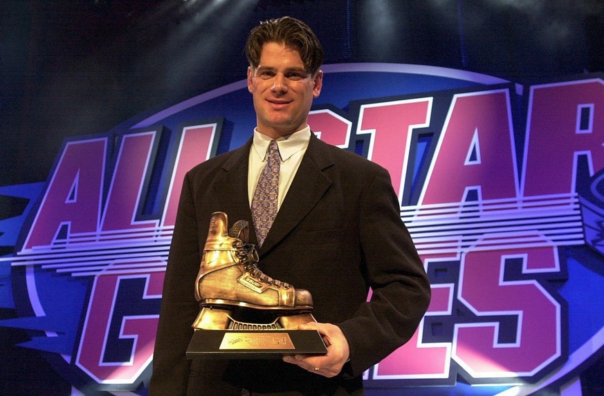 Der Langnauer Stuermer Todd Elik wurde am Freitag, 28. Januar 2000, anlaesslich der Allstar Night des Schweizer Eishockeys in Bern, mit dem Titel des wertvollsten Spieler des Jahres 1999 ausgezeichnet ...