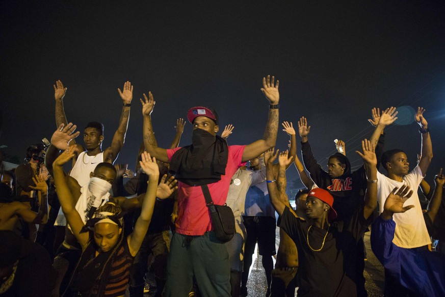 Das Zeichen des Sich-Ergebens, in Solidarität nachgestellt von Bürgern von Ferguson.
