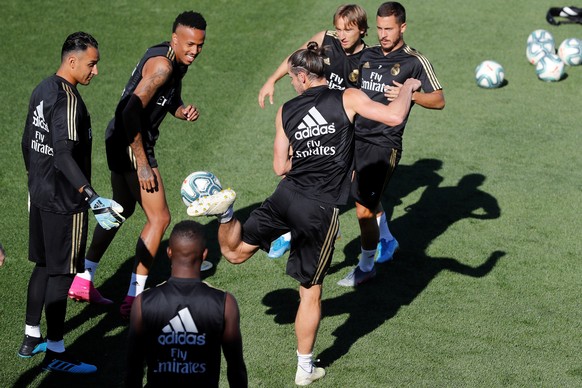epa07775925 Real Madrid&#039;s Gareth Bale (C) controls the ball next to his teammates Keylor Navas (L), Gabriel Militao (2-L), Luka Modric (2-R) and Eden Hazard (R) during a team&#039;s training sess ...