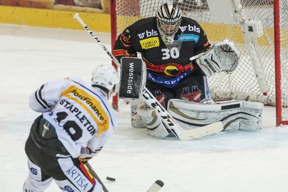 Lugano Stuermer Tim Stapleton trifft zum 0:1 gegen Berns Goalie Jakub Stepanek, im 4. Eishockey Playoff-Finalspiel der National League A zwischen dem SC Bern und dem HC Lugano, am Samstag, 9. April 20 ...