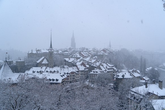 Der erste Schnee der Wintersaison in Bern faellt am Dienstag, 1. Dezember 2020. (KEYSTONE/Adrian Reusser)