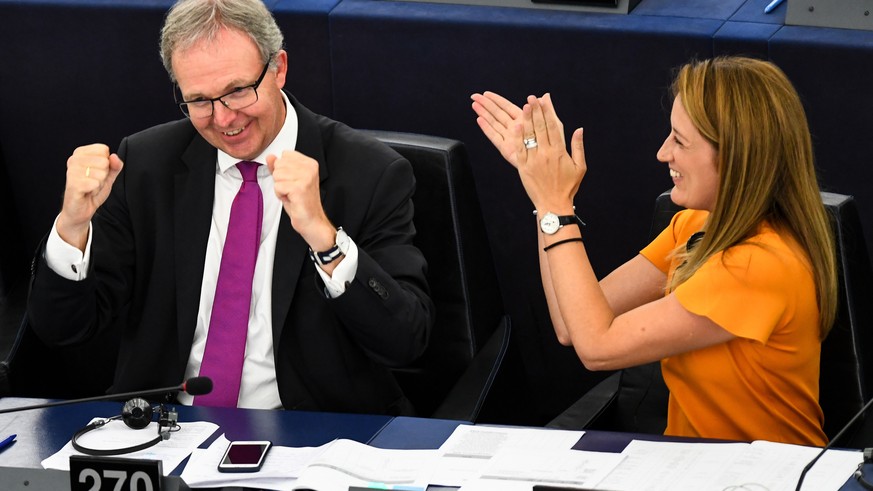 epa07014587 Rapporteur Axel Voss (L) from the Group of the European People&#039;s Party (Christian Democrats) and Roberta Metsola (R) from the Group of the European People&#039;s Party (Christian Demo ...