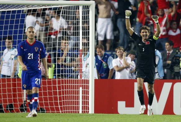 Petric schleicht enttäuscht davon, Türken-Goalie Rüstü feiert: Die Kroaten haben seit dem Out an der Euro 08 noch eine Rechnung offen.