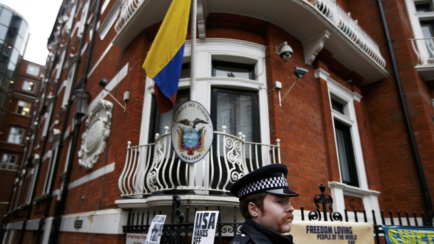 A police officer stands outside Ecuador&#039;s embassy after prosecutor Ingrid Isgren from Sweden arrived at Ecuador&#039;s embassy to interview Julian Assange in London, Britain, November 14, 2016. R ...