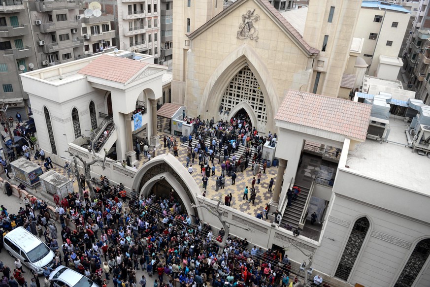 epa05899107 People gather in front of Mar Girgis church after a bomb explosion, Tanta, 90km north of Cairo, Egypt, 09 April 2017. According to the Egyptian Health Ministry, at least 28 were killed and ...