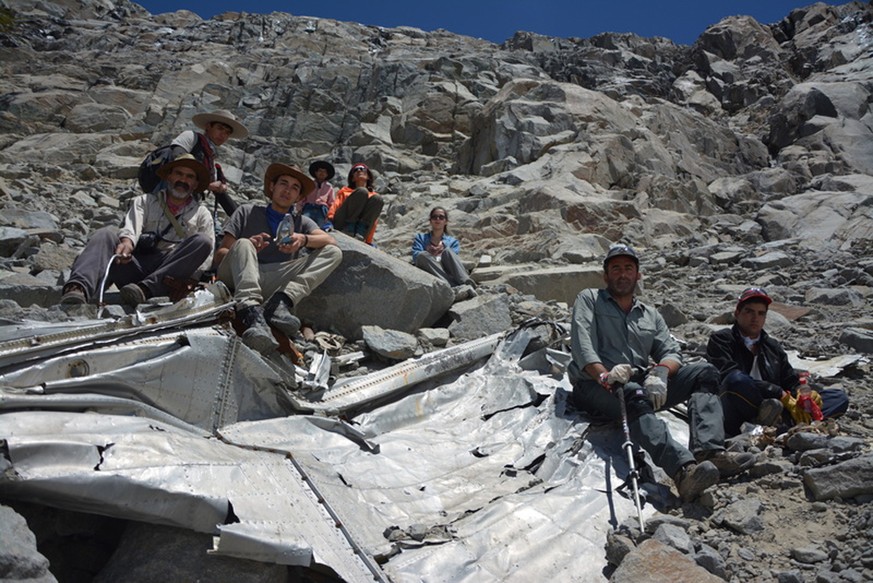 Teile der abgestürzten DC-3: Eine Expedition hat jetzt Bruchstücke in 3'200 Metern Höhe in den Anden entdeckt.
