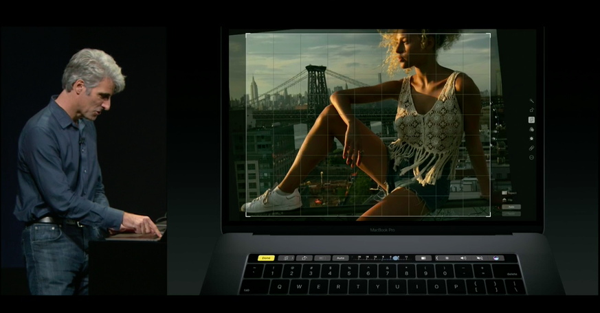 Apples Software-Chef demonstriert gerade, was die virtuellen Tasten bringen.