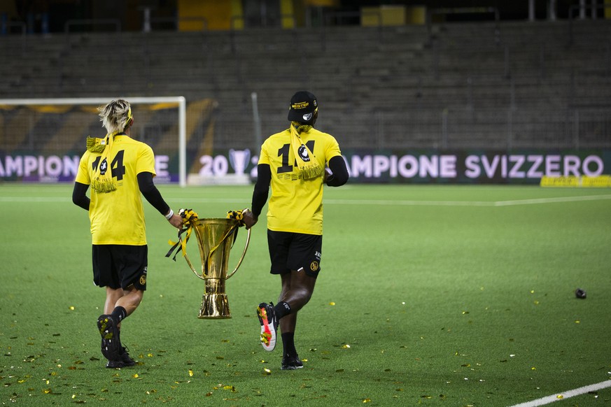 YBs Jean-Pierre Nsame, rechts, und Jordan Lefort tragen den Pokal zu den Fans, nach dem Fussball Meisterschaftsspiel der Super League zwischen den Berner Young Boys und dem FC St. Gallen, am Montag, 3 ...
