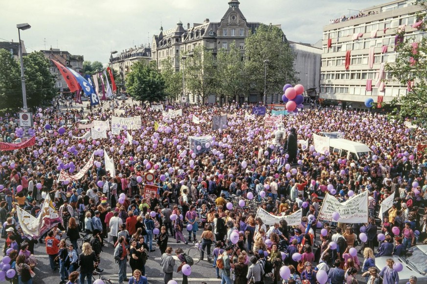 During the Swiss women&#039;s strike of June 14, 1991, hundreds of thousands of women took part in strikes and protests all over the country, as here on Helvetiaplatz in Zurich, where thousands of pur ...