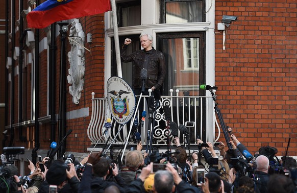epa06431478 (FILE) - Julian Assange speaks to the media from the balcony of the Ecuadorian Embassy in London, Britain, 19 May 2017 (reissued 11 January 2018). Ecuador&#039;s foreign ministry on 11 Jan ...