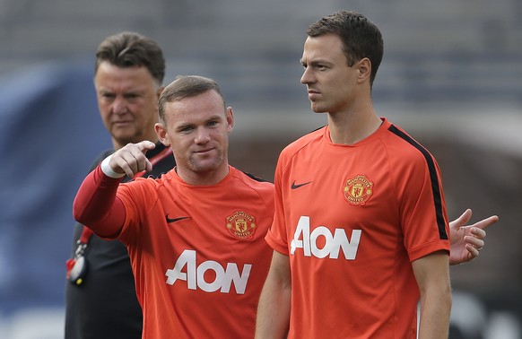 Manchester United&#039;s Wayne Rooney, left, talks with Jonny Evans as manager Louis van Gaal, left, watches during training for the their 2014 Guinness International Champions Cup soccer match agains ...