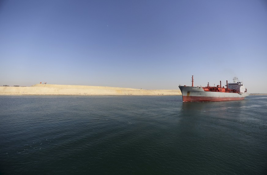 Ein Frachtschiff passiert den neuen Seitenarm des Sueskanals in Ismailia (17.01.2016).