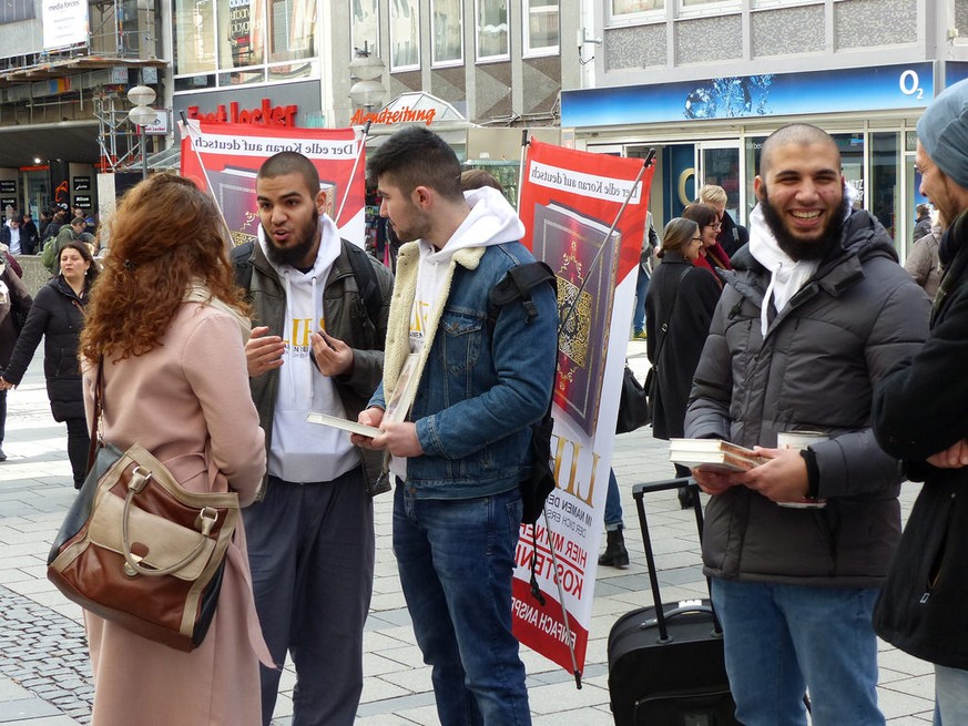 Salafisten verteilen den Koran in München.