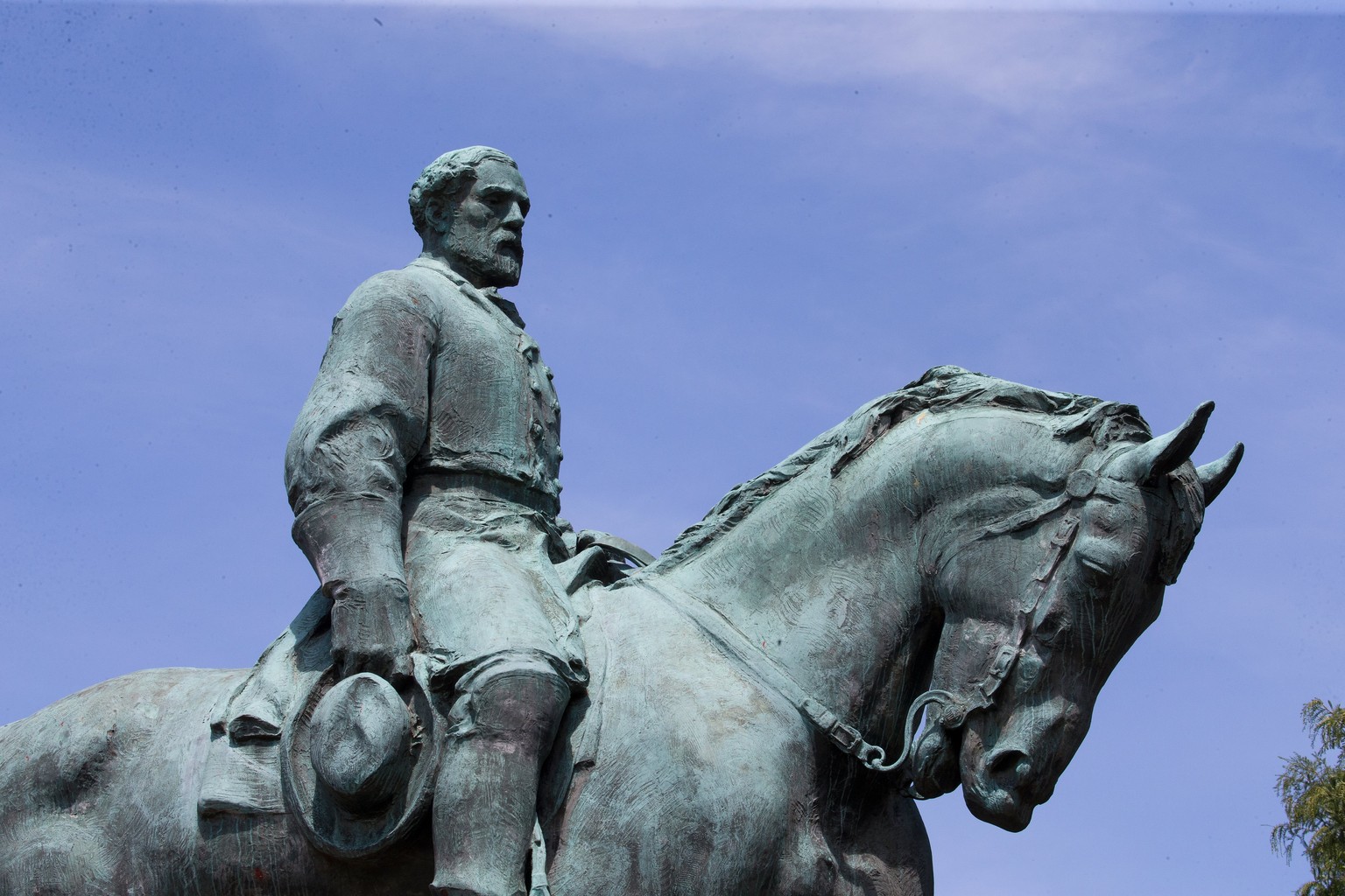 epa06142736 The Robert E Lee statue for which the &#039;Unite the Right&#039; rally was organized to protest its removal in Charlottesville, Virginia, USA, 13 August 2017. According to media reports a ...
