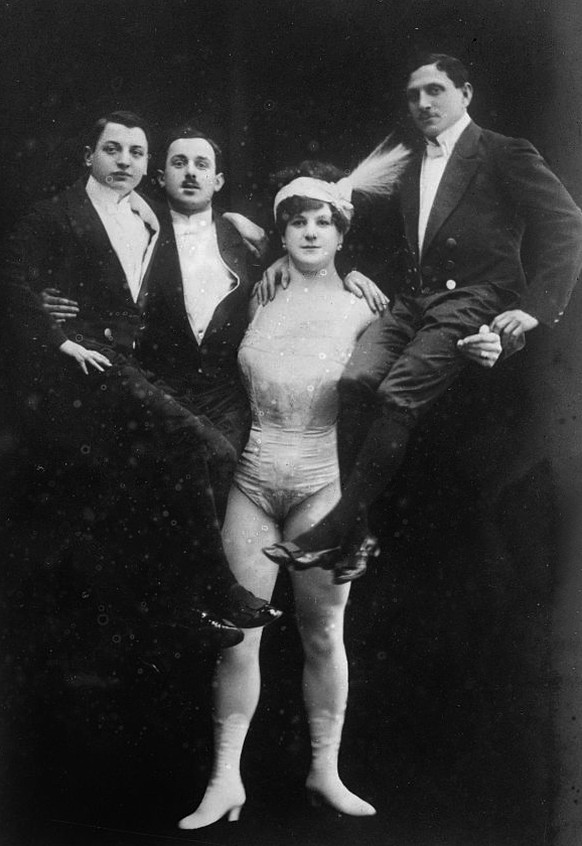 «The Great Sandwina» stämmt drei Männer. Sie hatte mit ihrem Mann zwei Söhne, der eine wurde Boxer im Schwergewicht, der andere Schauspieler.