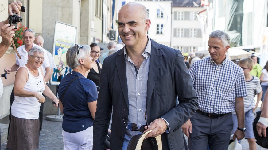 Bundesraete Alain Berset und Didier Burkhalter, von links, waehrend der traditionellen Bundesratsreise, am 06. Juli 2017, in Lenzburg. (KEYSTONE/Alexandra Wey)