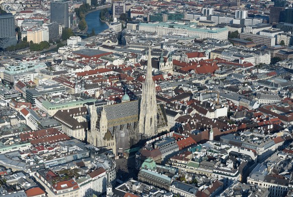 Der Wiener Stephansdom aufgenommen am Samstag, 3. Oktober 2015, waehrend eines Hubschrauberfluges ueber Wien. (KEYSTONE/HELMUT FOHRINGER)