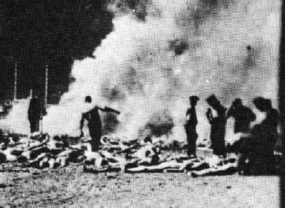 «Sonderkommando» bei der Verbrennung von Leichen.
