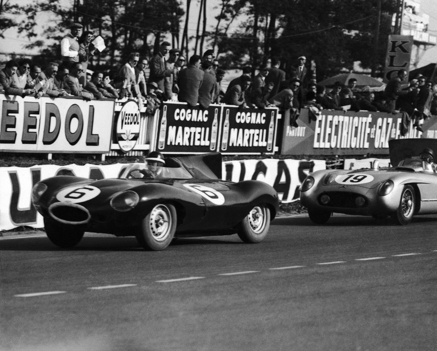 Britain&#039;s Mike Hawthorn driving his Jaguar car, drives past the stands, followed by Juan Fangio of Argentina, during the Le Mans 24-hour race on June 11, 1955. Hawthorn and his co-driver Ivor Bue ...