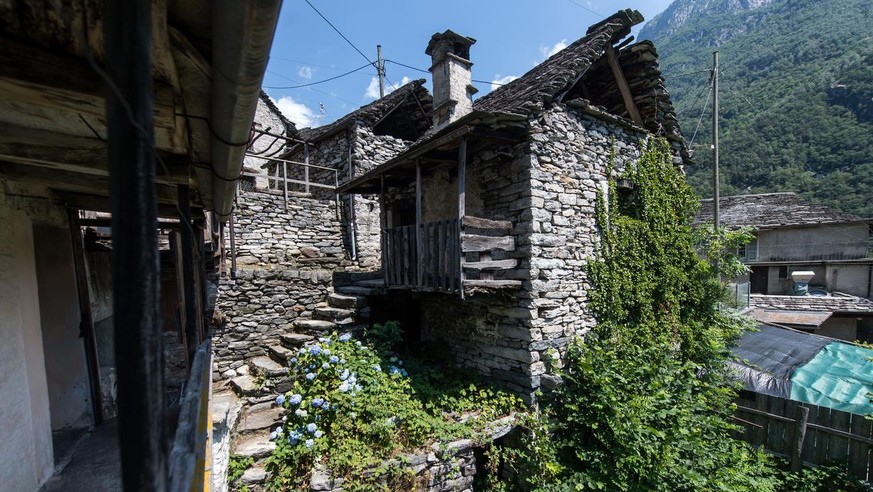 Blick auf ein verlassenes Bauernhaus in der Tessinger Gemeinde Corippo (Verzasca-Tal), aufgenommen am Montag, 09. Juli 2018. Die Fondation Corippo will mit einem Hotelprojekt das Dorf als Hotel und Ga ...