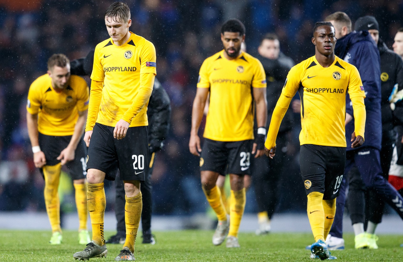 epa08067118 BSC Young Boys react after the UEFA Europa League match Rangers v BSC Young Boys in Glasgow, Britain, 12 December 2019. EPA/ROBERT PERRY