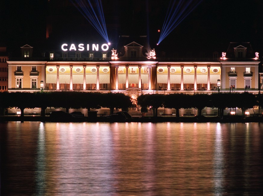 Das Spielcasino in Luzern befindet sich am See und ist am Abend der Eroeffnung, dem 26. Juni 2002, beleuchtet. (KEYSTONE/Gaetan Bally) === , === : FILM]