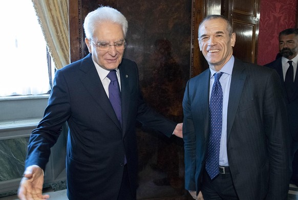 epa06768349 A handout photo made available by the Quirinal Palace press office shows former Italian spending review commissioner Carlo Cottarelli (R) meeting with Italian President Sergio Mattarella ( ...