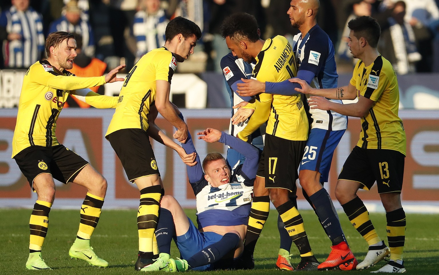 epa05842704 Borussia players surround Hertha&#039;s Mitchell Weiser (C) during a scuffle in the German Bundesliga soccer match between Hertha BSC and Borussia Dortmund in Berlin, Germany, 11 March 201 ...