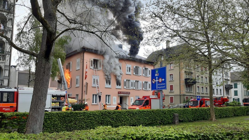 Feuerwehrleute bekaempfen einen Brand, am Sonntag, 26. April 2020, in St. Gallen. Im Dachstock eines ehemaligen Hotels in St. Gallen ist am Sonntagmorgen ein Brand ausgebrochen. Die Feuerwehr steht mi ...