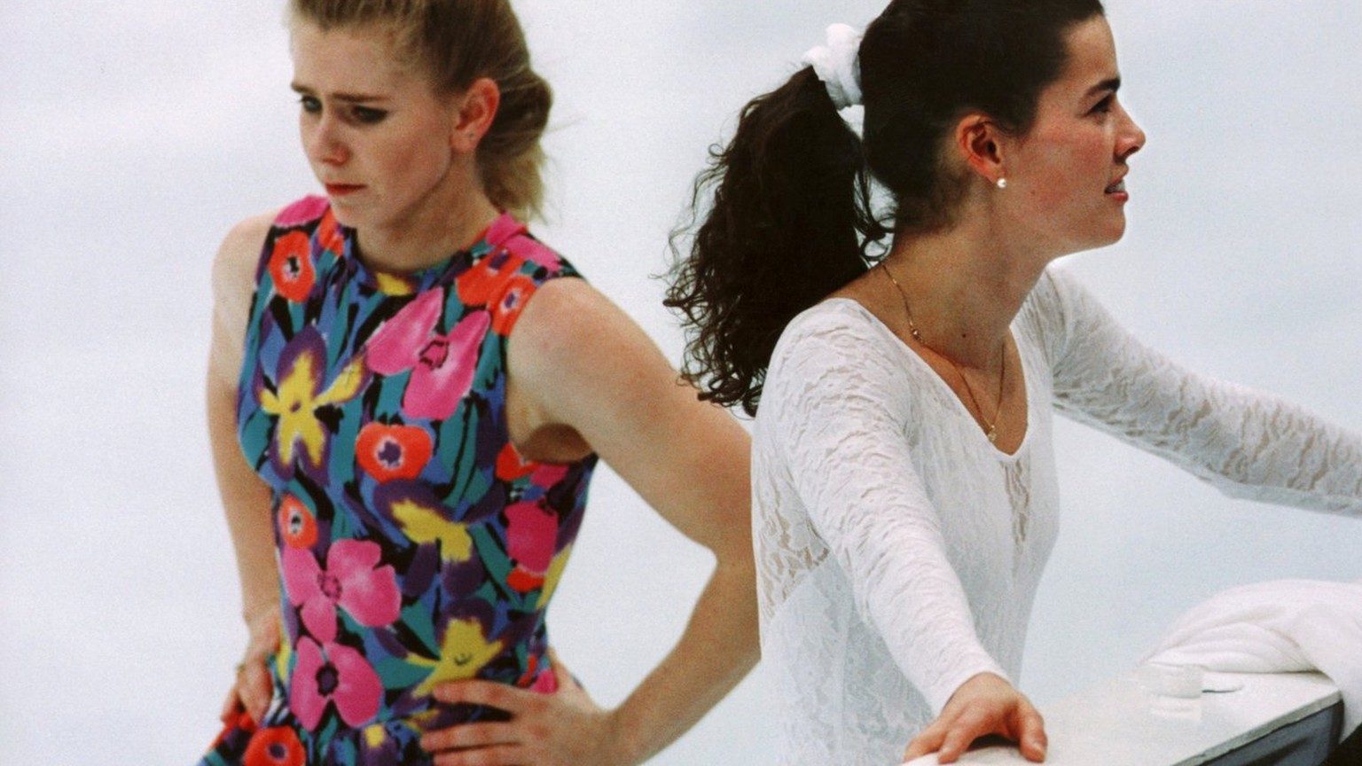 Keines Blickes wuerdigen sich die beiden amerikanischen Eiskunstlaeuferinnen Tonya Harding (l) und Nancy Kerrigan waehrend des Trainings am 17. Februar 1994 in der Eishalle von Hamar. 1994 hatte eine  ...
