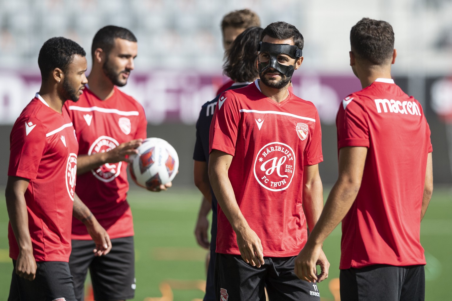 Spieler Matteo Tosetti, rechts, vom Challenge League Club FC Thun erscheint mit einer Gesichtsmaske beim Trainingsstart, am Mittwoch, 26. August 2020, in der Stockhorn Arena in Thun. (KEYSTONE/Peter S ...