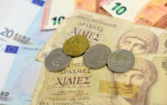 Alte Drachmen auf Euro-Noten