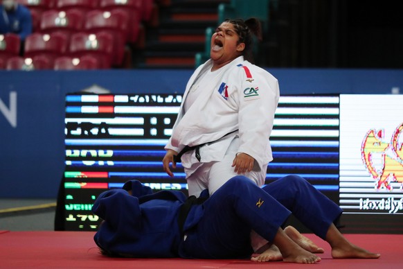 epa09143383 Lea Fontain of France (white) wins by ippon against Rochele Nunes of Portugal (Blue) during the semi-finals in the women&#039;s +78kg category at the European Judo Championships in Lisbon, ...