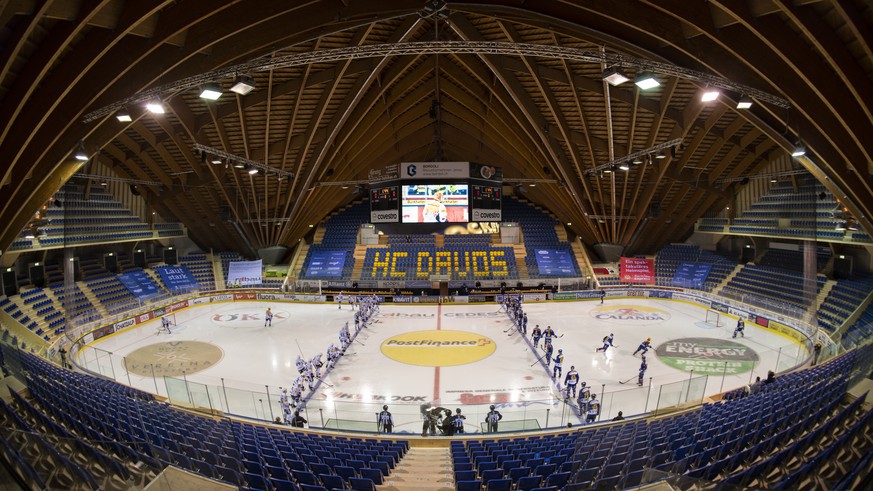 Das Eisstadion kurz vor dem Anpfiff im Eishockey-Qualifikationsspiel der National League zwischen dem HC Davos und dem HC Fribourg-Gotteron, am Sonntag, 13. Dezember 2020, im Eisstadion Davos in Davos ...