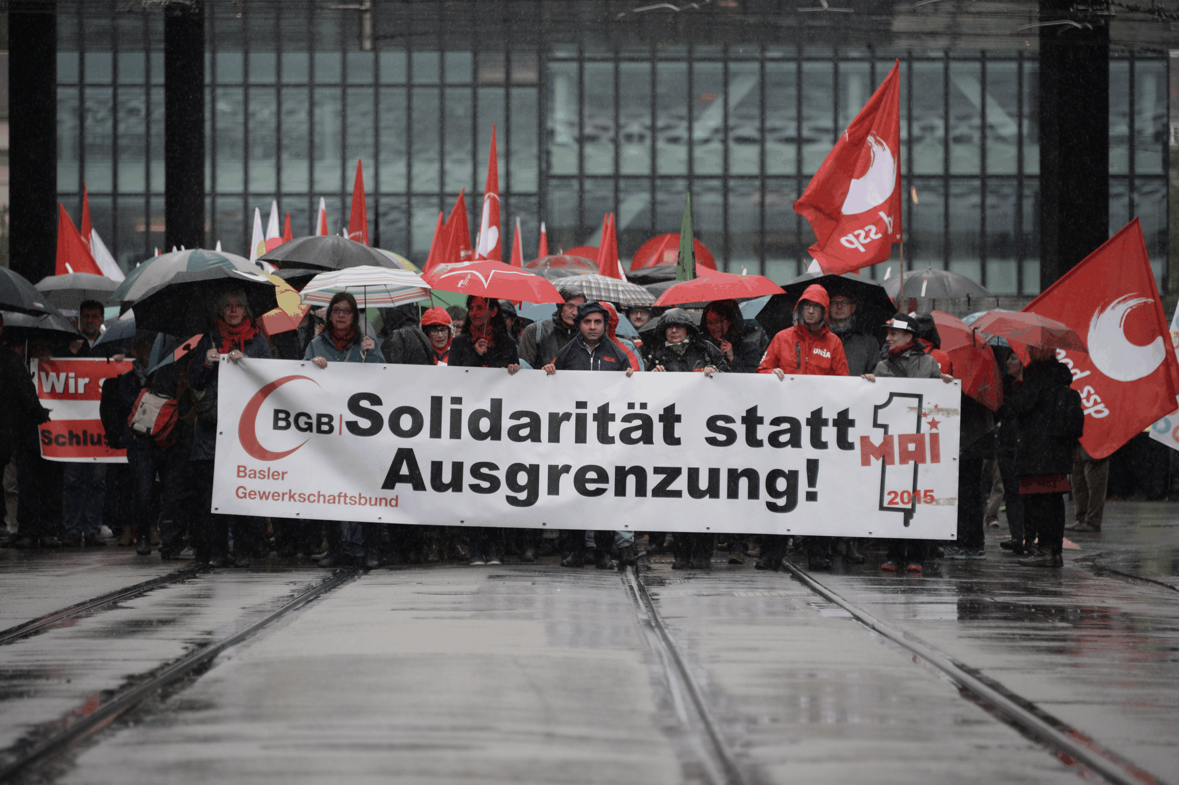 Demonstranten tragen Transparente mit der Aufschrift &quot;Solidaritaet statt Ausgrenzung&quot; beim traditionellen 1. Mai-Umzug am Freitag, 1. Mai 2015, dem Tag der Arbeit, in Basel. (KEYSTONE/Georgi ...